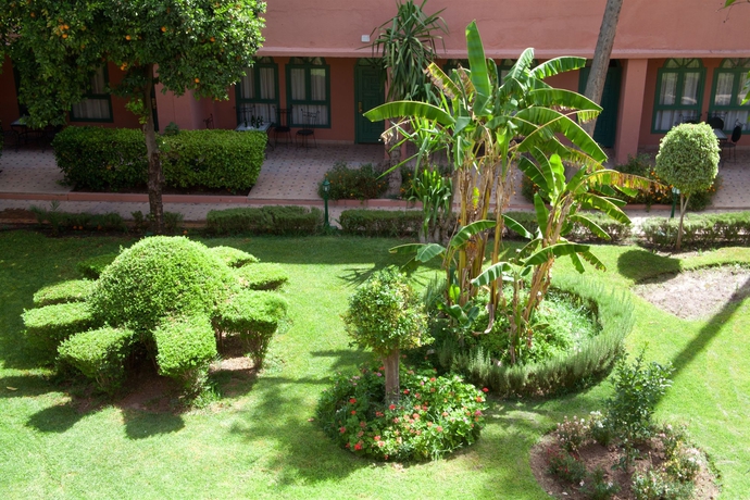 Imagen de los exteriores del Hotel Chems. Foto 11