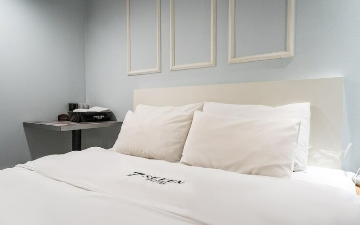 Imagen de la habitación del Hotel Cheonho Seven. Foto 11