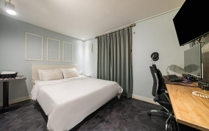 Imagen de la habitación del Hotel Cheonho Seven. Foto 18