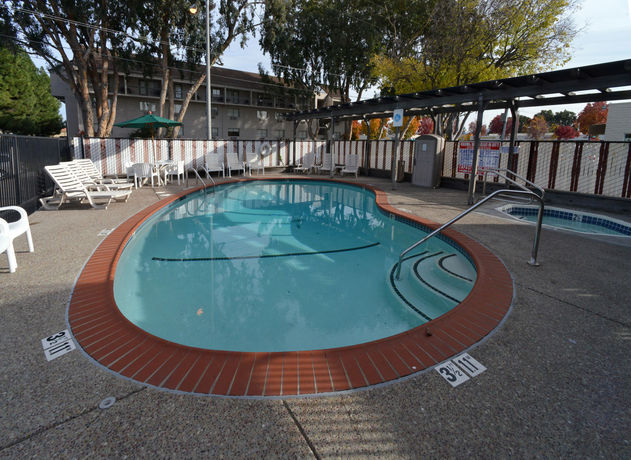 Imagen de la piscina del Hotel Cherry Orchard Inn. Foto 5