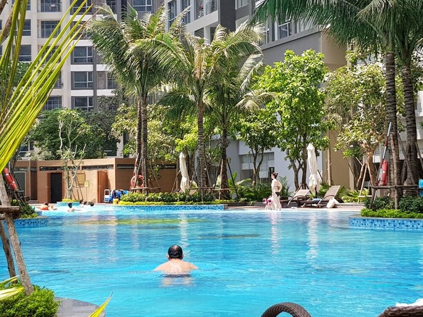 Imagen de la piscina del Hotel Cherry Vinhomes Central Park. Foto 27