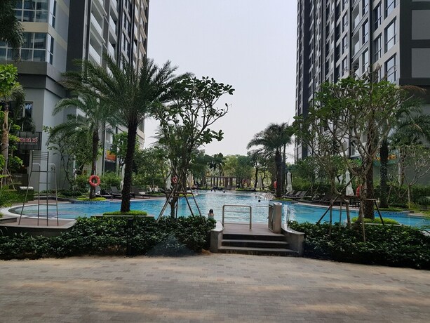 Imagen de la piscina del Hotel Cherry Vinhomes Central Park. Foto 29