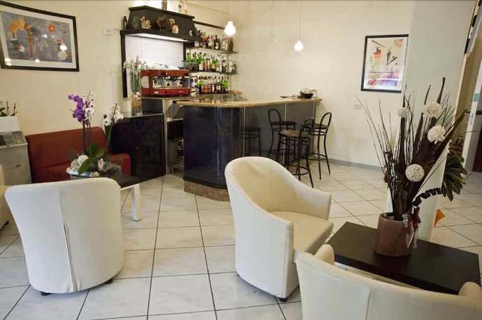Imagen del bar/restaurante del Hotel Chery. Foto 10
