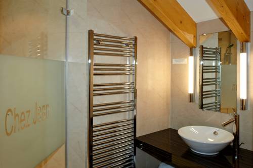 Imagen de la habitación del Hotel Chez Jean. Foto 6