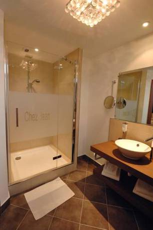 Imagen de la habitación del Hotel Chez Jean. Foto 16