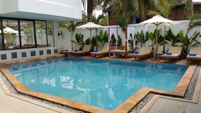 Imagen de la piscina del Hotel Chez Moi Suite and Spa. Foto 15