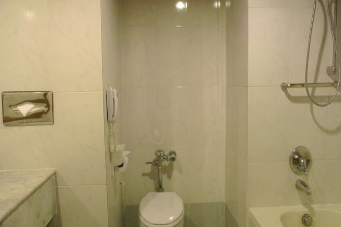 Imagen de la habitación del Hotel Chiang Mai Plaza. Foto 4