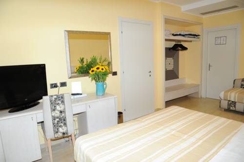 Imagen de la habitación del Hotel Chiaraluna. Foto 13