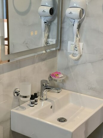 Imagen de la habitación del Hotel Chicago, Gjasht&euml;. Foto 20