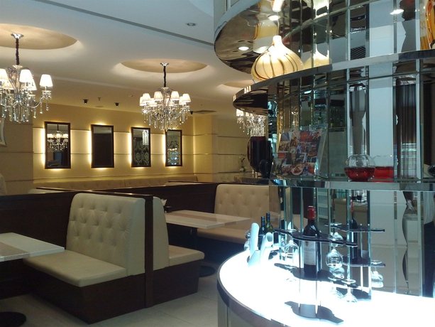 Imagen del bar/restaurante del Hotel Chicago Suites International. Foto 2