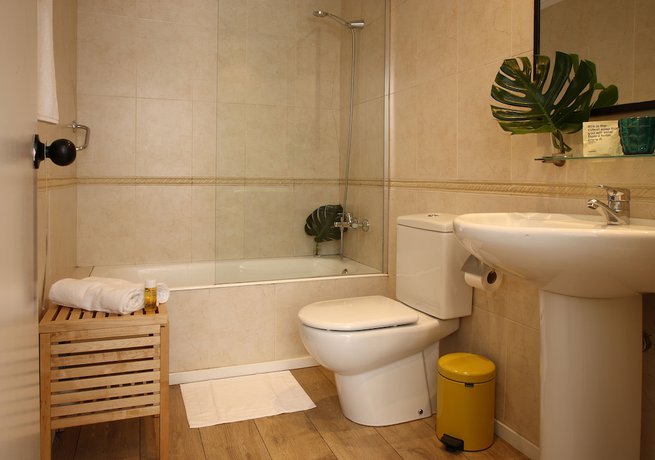 Imagen de la habitación del Hotel Chicandbasic Lemon Barcelona. Foto 15