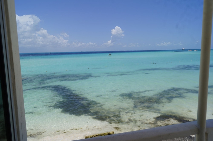 Imagen de la habitación del Hotel Chichis and Charlies Beachfront. Foto 4
