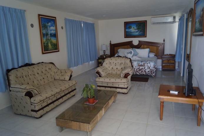 Imagen de la habitación del Hotel Chichis and Charlies Beachfront. Foto 11