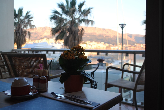 Imagen del bar/restaurante del Hotel Chios Chandris. Foto 2