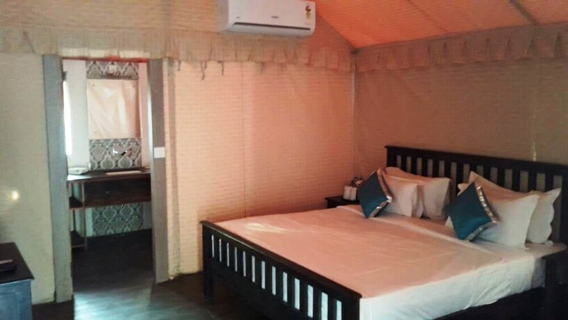 Imagen de la habitación del Hotel Chirag. Foto 15