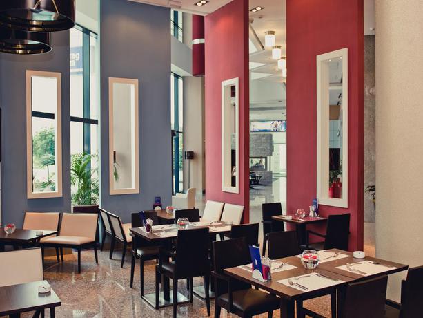 Imagen del bar/restaurante del Hotel Chirag Plaza. Foto 3