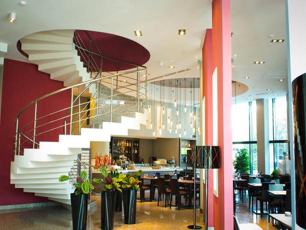 Imagen del bar/restaurante del Hotel Chirag Plaza. Foto 4