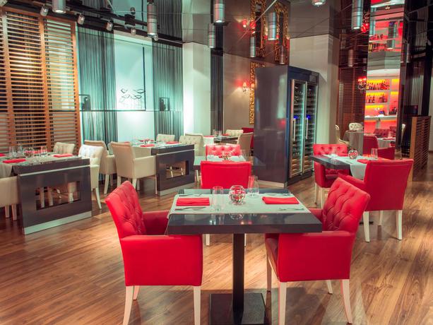 Imagen de la habitación del Hotel Chirag Plaza. Foto 7