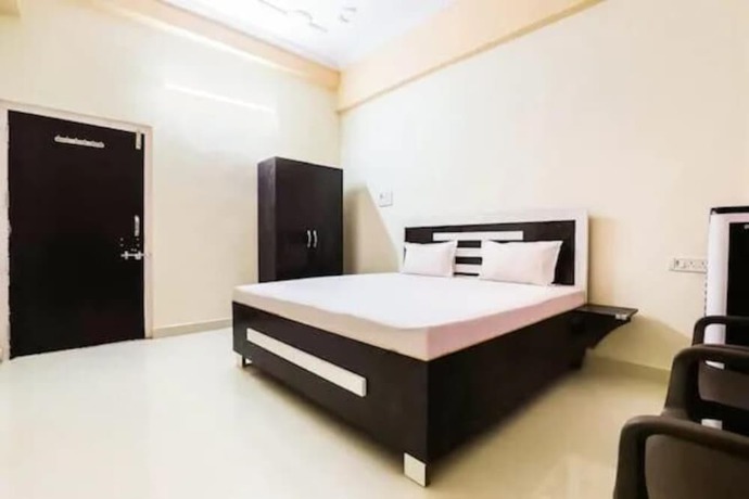 Imagen de la habitación del Hotel Chitrakoot Darshan. Foto 8