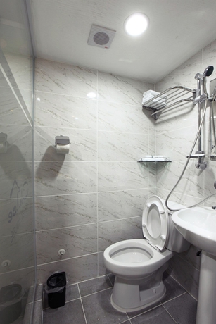 Imagen de la habitación del Hotel Chloe Guest House. Foto 6