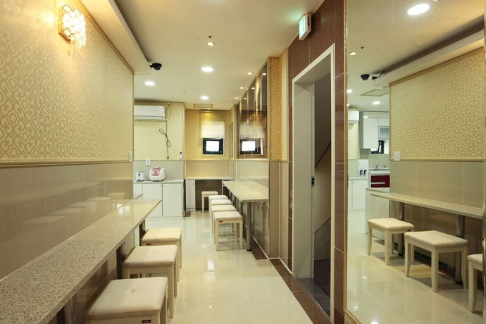 Imagen del bar/restaurante del Hotel Chloe Guest House. Foto 3