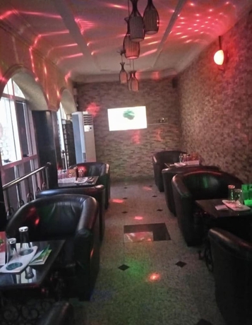 Imagen del bar/restaurante del Hotel Choice gate and Suites. Foto 5