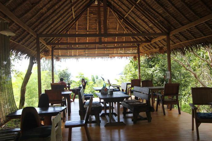 Imagen del bar/restaurante del Hotel Chomjan Beach Resort. Foto 6