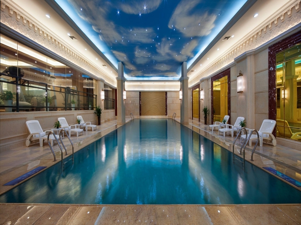 Imagen de la piscina del Hotel Chongqing Auwi. Foto 19