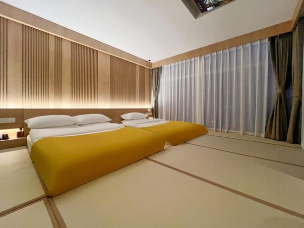 Imagen de la piscina del Hotel Chongqing Xanadu Moon. Foto 15