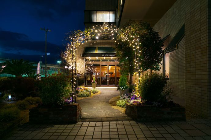 Imagen de los exteriores del Hotel Chres. Foto 8