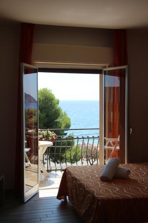 Imagen general del Hotel Chrismare. Foto 4