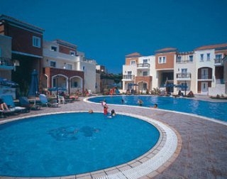 Imagen de la piscina del Hotel Chrispy Village. Foto 7