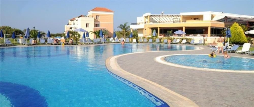 Imagen de la piscina del Hotel Chrispy Waterpark Resort. Foto 15