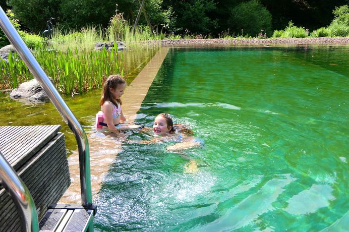 Imagen de la piscina del Hotel Christel. Foto 19