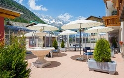 Imagen de los exteriores del Hotel Christiania Saas Almagell. Foto 6