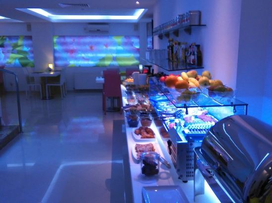 Imagen del bar/restaurante del Hotel Christina, Bucarest. Foto 2