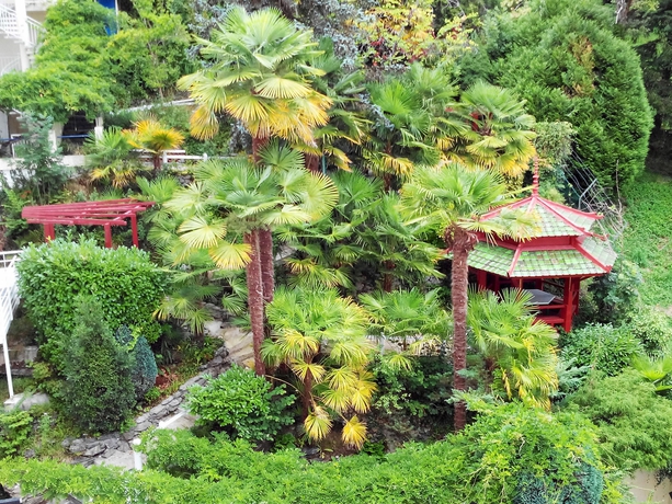 Imagen de los exteriores del Hotel Christina Lourdes. Foto 14