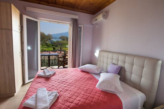 Imagen de la habitación del Hotel Christina Studios. Foto 17