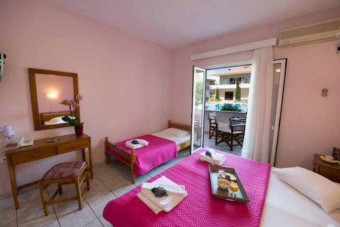 Imagen de la habitación del Hotel Christina Studios. Foto 19
