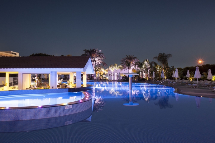 Imagen de los exteriores del Hotel Christofinia. Foto 12