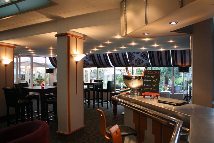 Imagen de los interiores del Hotel Chromatics and Restaurant The Hill Club. Foto 15