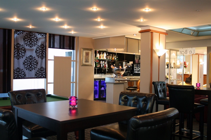 Imagen de los interiores del Hotel Chromatics and Restaurant The Hill Club. Foto 16