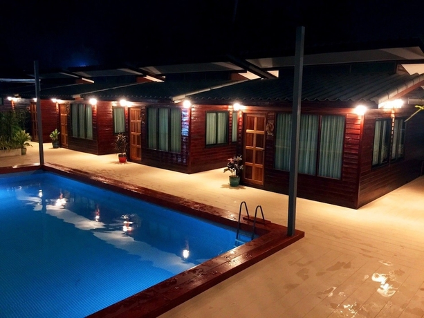 Imagen de la piscina del Hotel Chuchai Buri Sri Amphawa. Foto 19