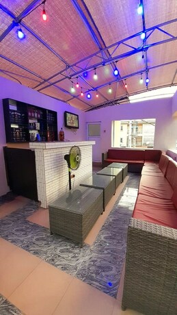 Imagen del bar/restaurante del Hotel Chukzie Suites And Apartments. Foto 8