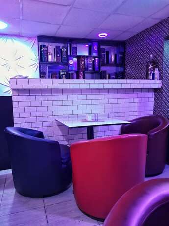 Imagen del bar/restaurante del Hotel Chukzie Suites And Apartments. Foto 10