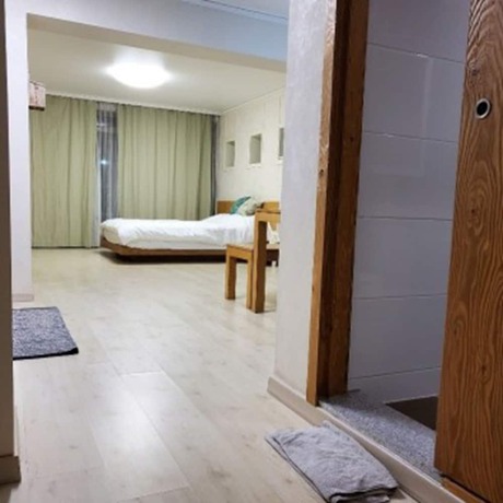 Imagen de la habitación del Hotel Chungdamhill House. Foto 11