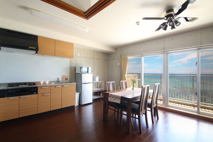 Imagen de la habitación del Hotel Churaumi On The Beach Motobu. Foto 15