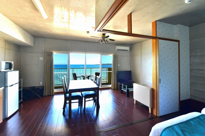 Imagen de la habitación del Hotel Churaumi On The Beach Motobu. Foto 17