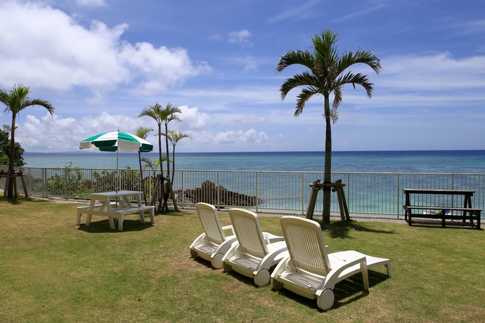 Imagen general del Hotel Churaumi On The Beach Motobu. Foto 11