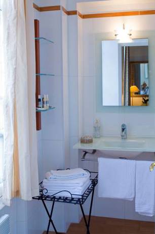 Imagen de la habitación del Hotel Churchill Bayeux Centre. Foto 13